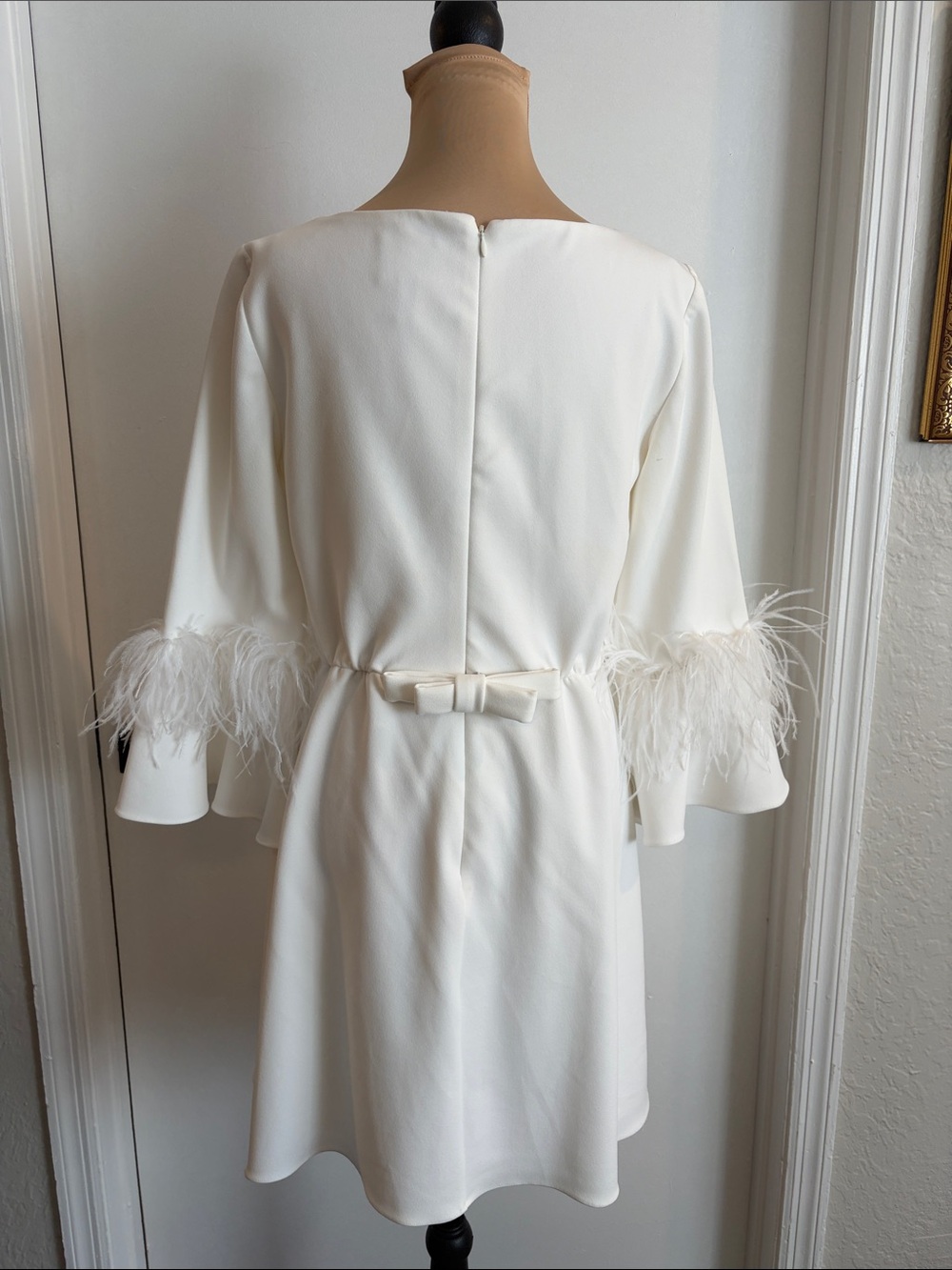 Adrianna Papell white mini dress with 3/4 sleeves with feather accents bow SZ 6 - Picture 6 of 11